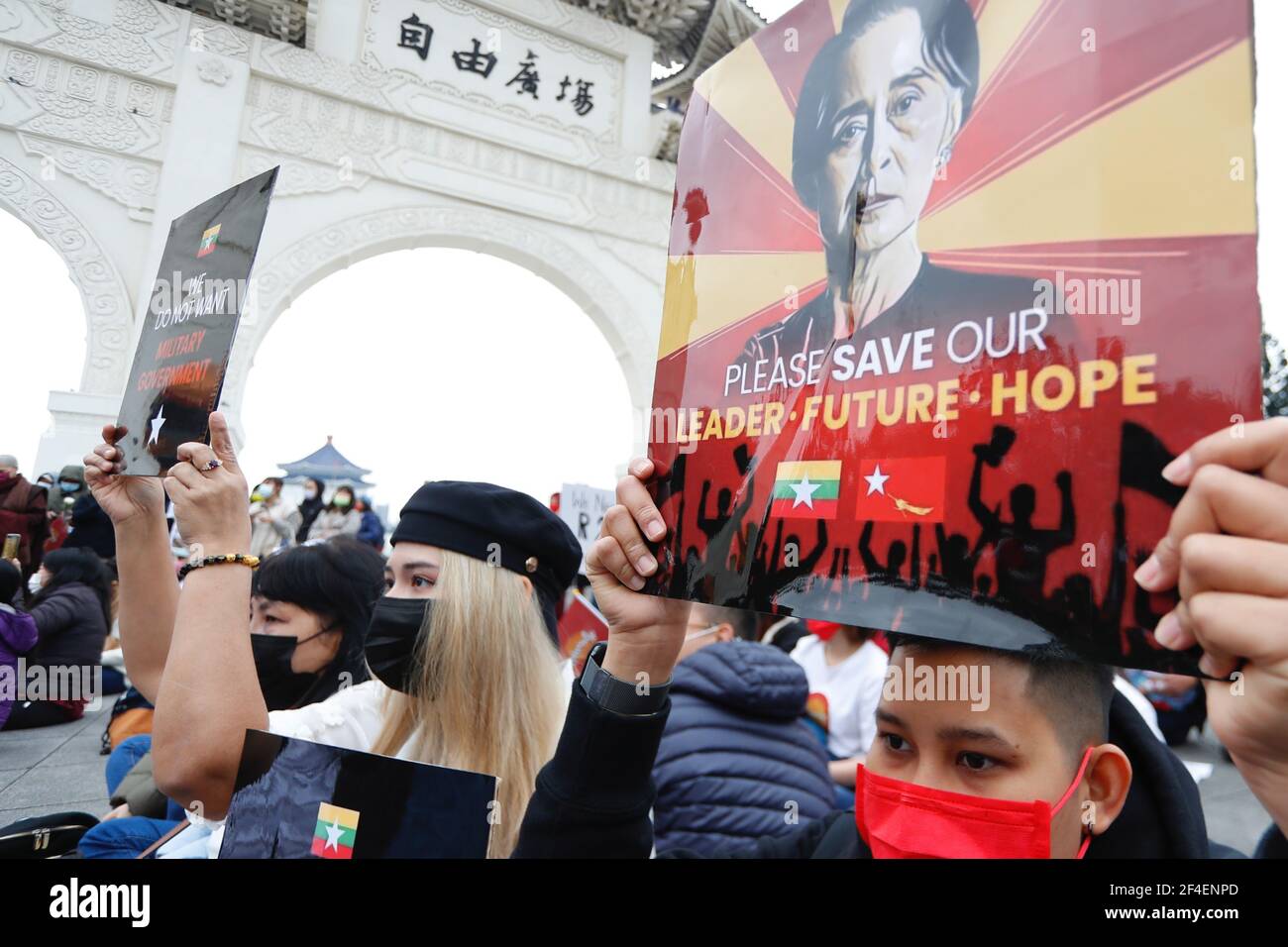 Taipeh, Taiwan. März 2021, 21st. Birmanische Demonstranten, die Plakate halten, plaudern Slogans eine Versammlung, die an die Todesfälle bei militärischen Razzien in Myanmar erinnert und gegen laufende Morde und Staatsstreiche auf dem Liberty Square in Taipei protestiert. Während bei Vertreibungen und Verhaftungen von Demonstranten Munition und tödliche Kräfte eingesetzt wurden, sind die Todesfälle in ganz Myanmar seit dem Putsch Anfang Februar gestiegen, mit internationaler Unterstützung und Druck, einschließlich der USA, Singapur ruft dazu auf, die Brutalität zu beenden und Räume für die Auflösung zu suchen. Quelle: ZUMA Press, Inc./Alamy Live Ne Stockfoto