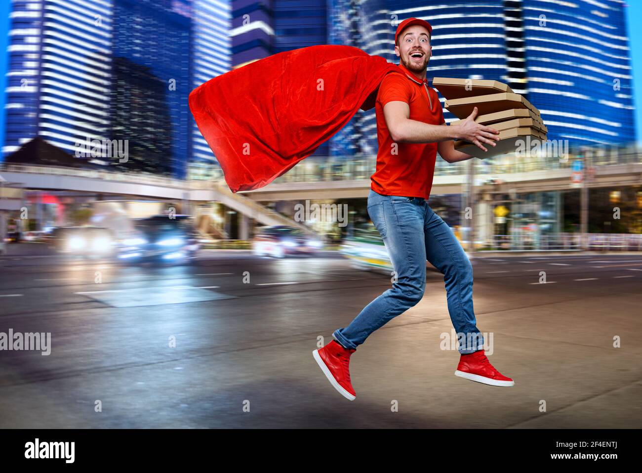 Deliveryman mit Pizzen wirkt wie ein mächtiger Superheld. Erfolgskonzept und Garantie auf den Versand. Stockfoto