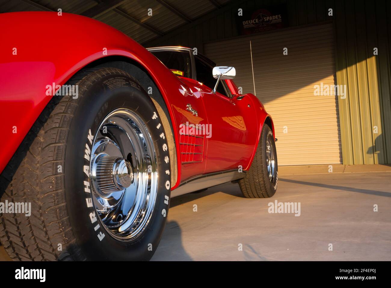 Ein restauriertes klassisches rot-amerikanisches Corvette Stachelrochen Auto von unten und einer Seitenansicht genommen. Stockfoto