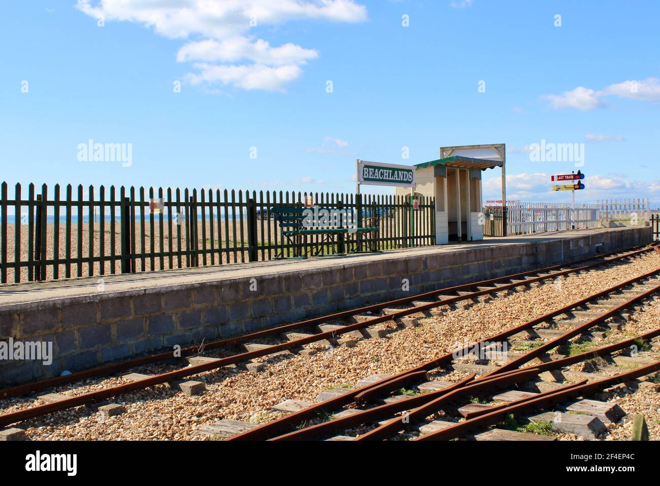 Die leere Bahnsteig des Eastoke Bahnhof während der Sperre. Schöner sonniger Tag mit blauem Himmel Kopieplatz, um einfach Text hinzuzufügen. Stockfoto