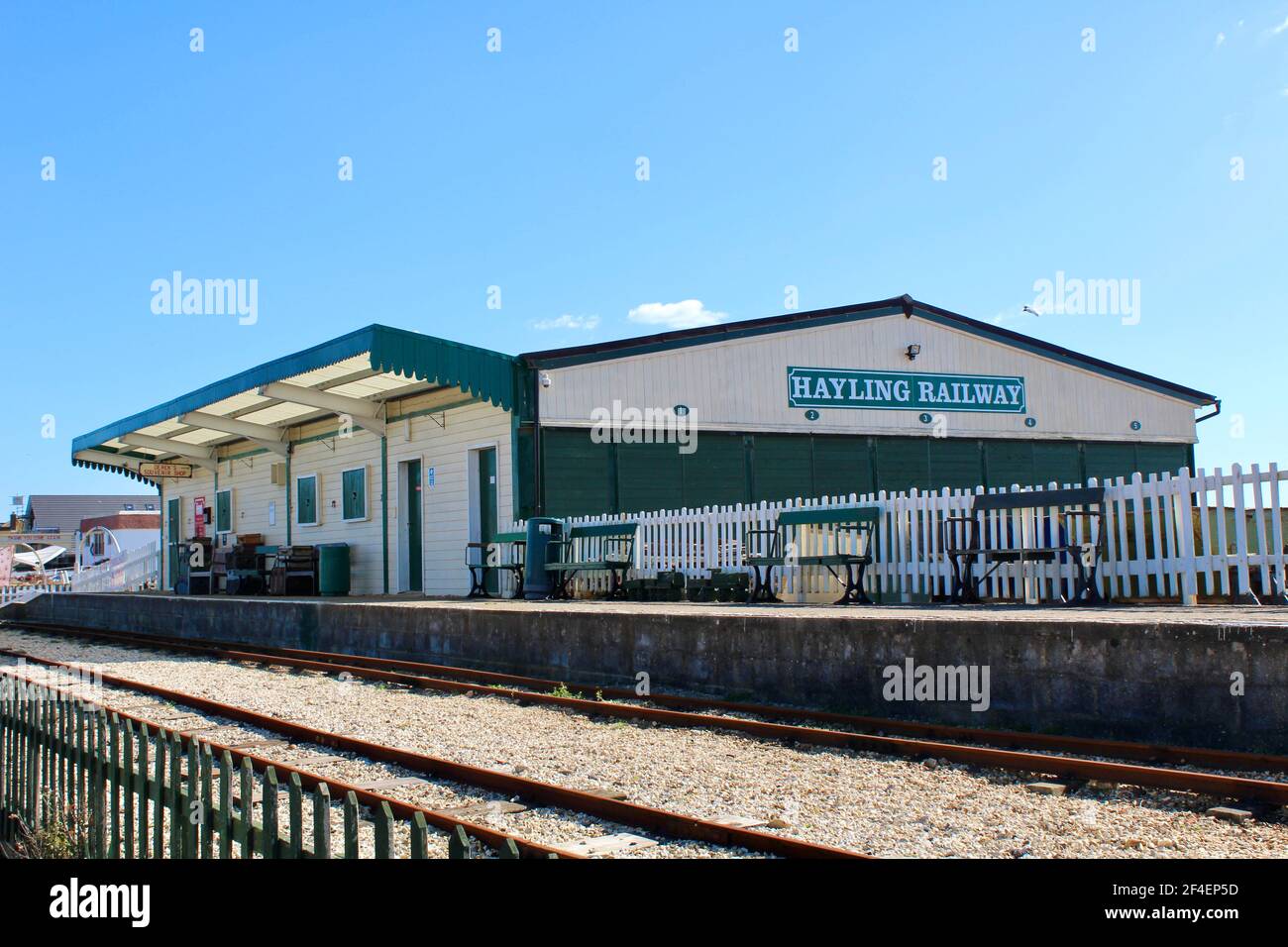 Hayling Beach Bahnhof während der Sperre. Keine Passagiere, da die Menschen zu Hause bleiben, um sicher zu bleiben. An einem hellen sonnigen Tag wäre es normalerweise voll. Stockfoto