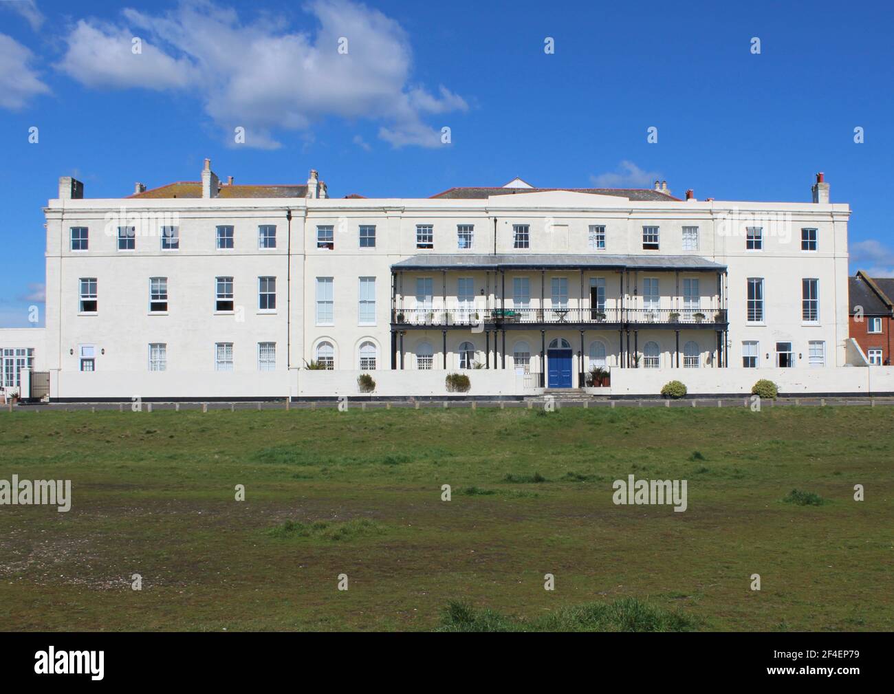 Das ehemalige Royal Hotel, jetzt Luxus-Apartments am Meer auf Hayling Island. Blauer Himmel kopieren Raum über und graste Landschaft an der Vorderseite des Gebäudes. Stockfoto