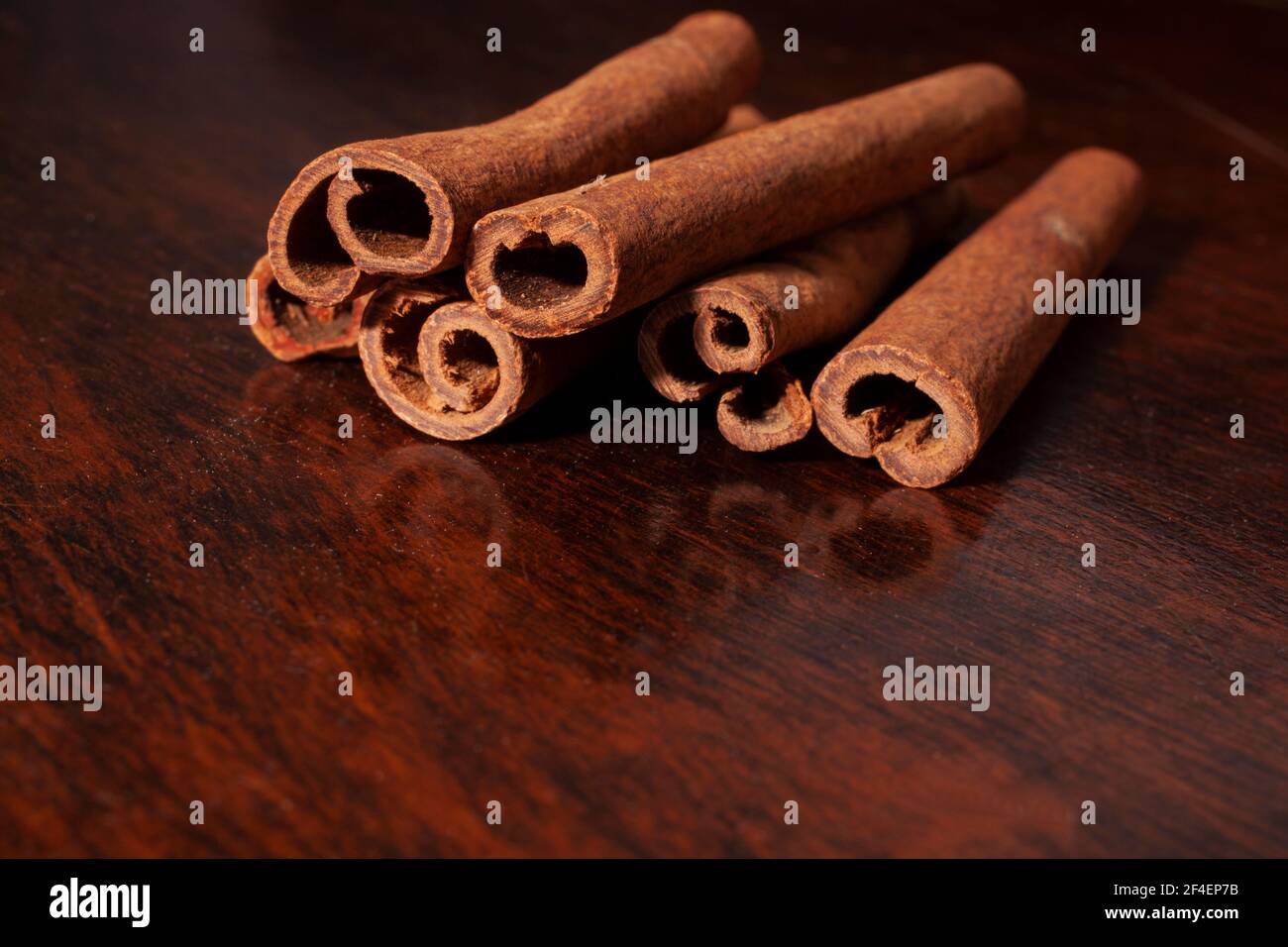 Nahaufnahme von Zimtquills oder Sticks Küche Gewürz auf Ein Holzhintergrund mit Kopierraum Stockfoto