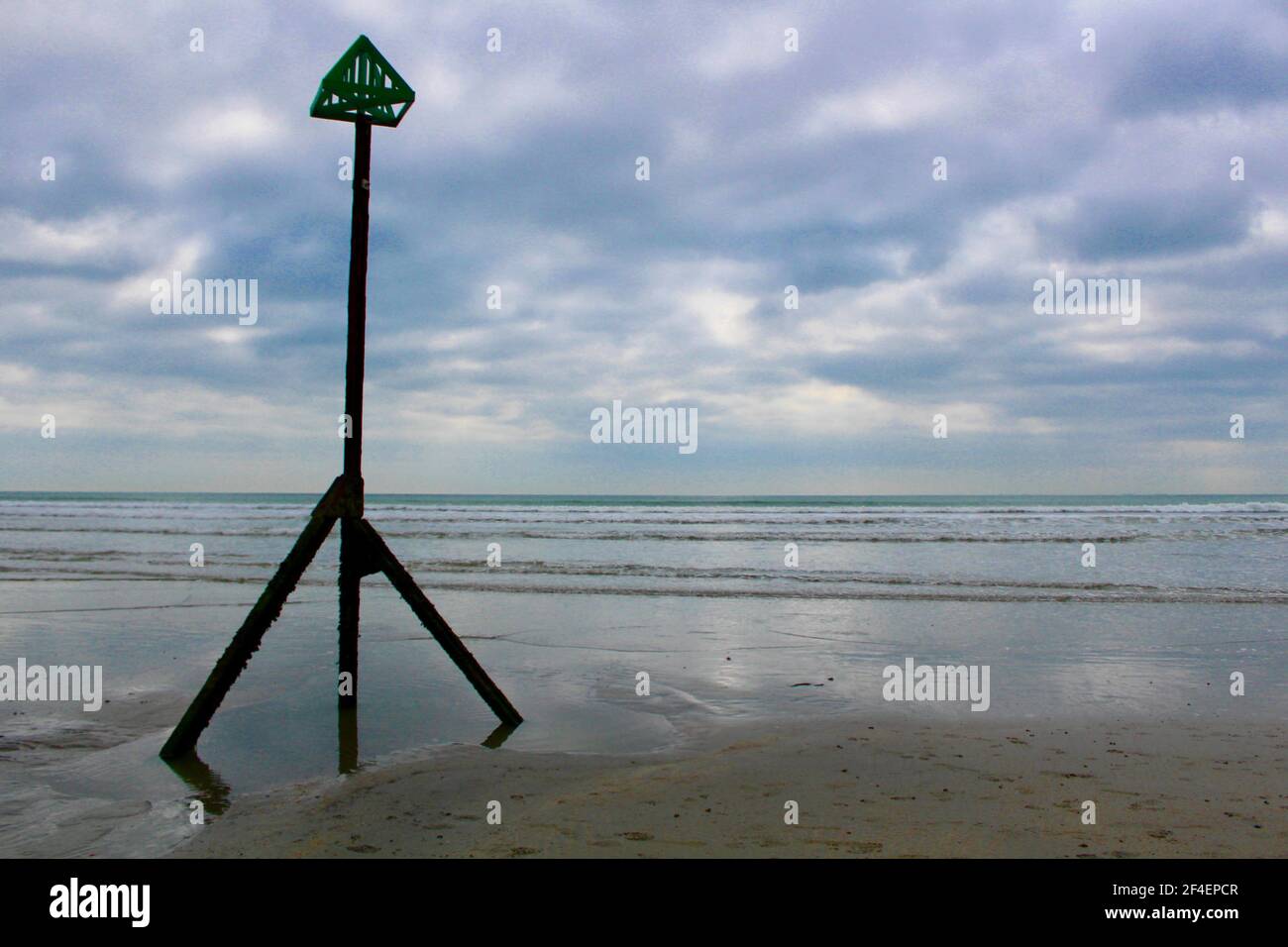 Stimmungsvolles Bild eines Strandmarkers am Strand von West Wittering in West Sussex, England. Foto, das während der Sperrung Großbritanniens aufgenommen wurde. Stockfoto