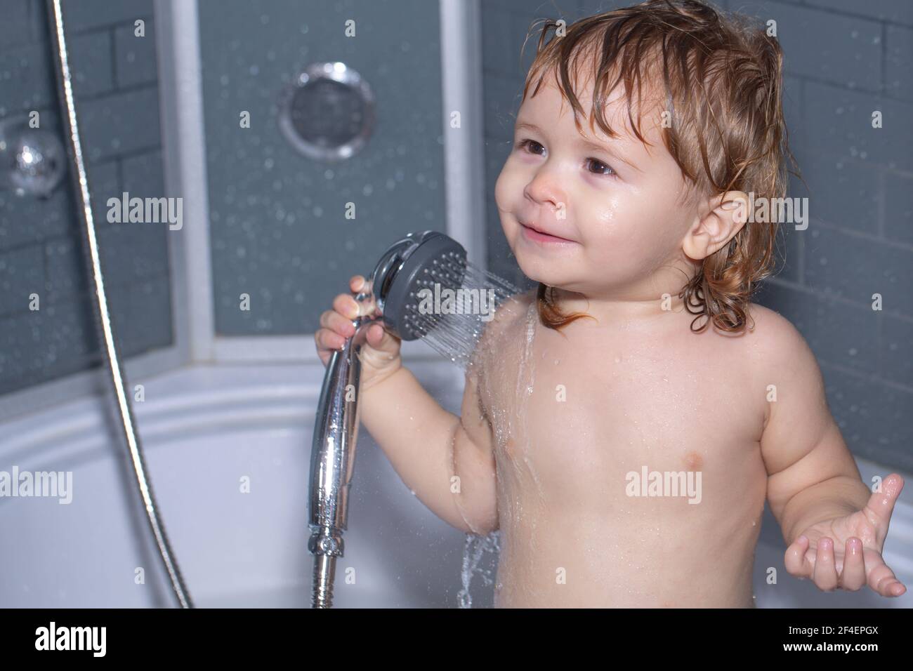 Baby Duschen. Porträt des Kindes Baden in einem Bad mit Schaum. Lustige  Kinder Gesicht Nahaufnahme. Kinder baden unter der Dusche Stockfotografie -  Alamy