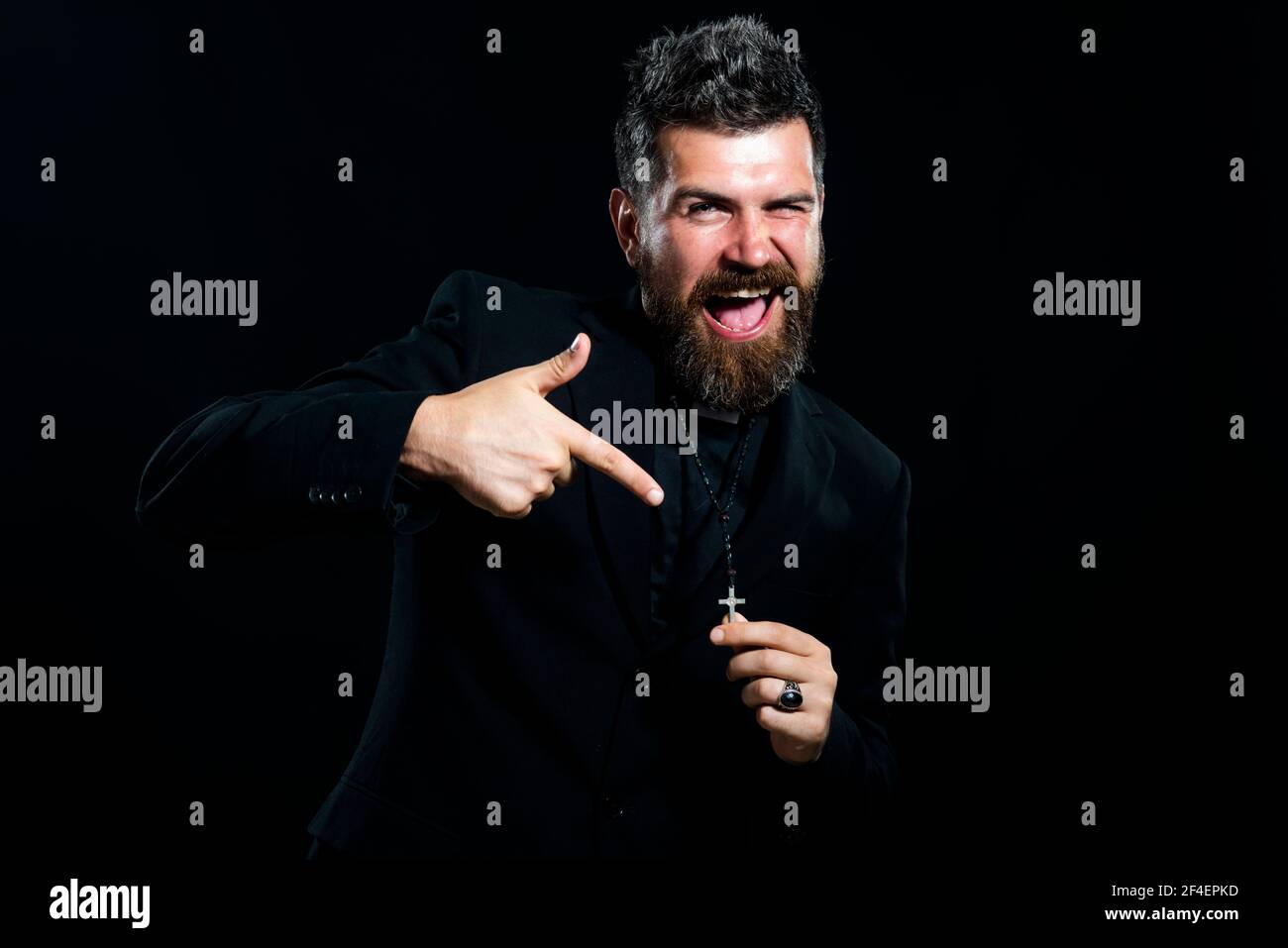 Lustige Bart Mönch Priester und große Holzkreuz. Sehen Sie sich das an. Stockfoto