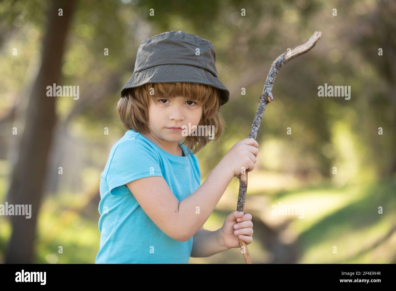 Aggression von Kindern. Negative Emotionen für Kinder. Wütend Junge mit Stock. Anpassung an Kinder. Schläger. Mobbing-Konzept. Nervenzusammenbruch Stockfoto