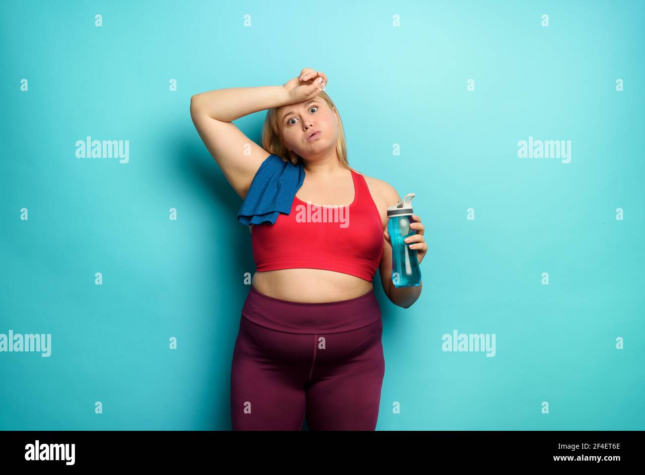 Fat Mädchen tut Fitness-Studio zu Hause. Müde Ausdruck. gyan Hintergrund Stockfoto