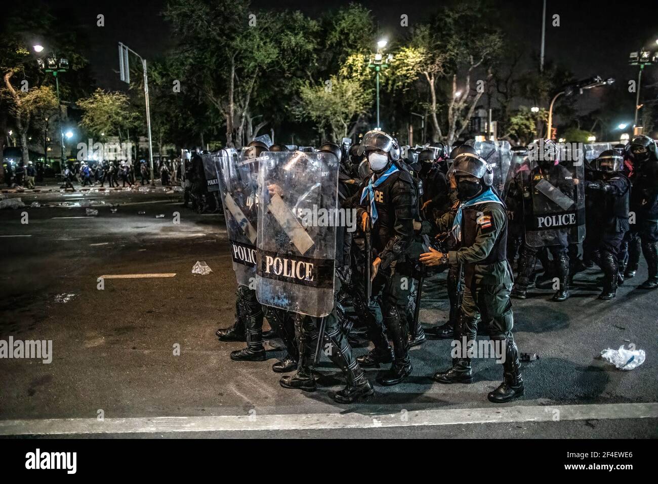 Ein Polizeibeamter mit Gummipistole und anderen Beamten laufen während einer Anti-Regierung-Demonstration in Bangkok auf Demonstranten zu. Tausende von prodemokratischen Demonstranten versammelten sich in der Nähe des Großen Palastes in Sanam Luang und forderten den Rücktritt des thailändischen Premierministers und die Reform der Monarchie. Die Demonstranten verurteilten auch die Anwendung des Gesetzes von Lese majeste gemäß Abschnitt 112 des Strafgesetzbuches. Der von REDEM (Restart Democracy) organisierte Protest endete mit mehreren Zusammenstößen, dem Einsatz von Wasserwerfern, Tränengas und Gummigeschossen, die mehrere Verletzte hinterließen. (Foto von Geem D Stockfoto