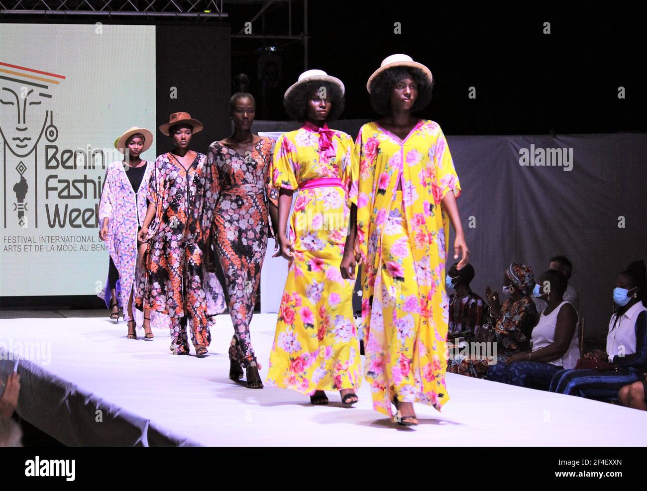 Cotonou. März 2021, 20th. Foto vom 20. März 2021 zeigt Modelle, die Kreationen des togolesischen Designers Jack Logo während der Benin Fashion Week in Cotonou, Benin, präsentieren. Kredit: Seraphin Zounyekpe/Xinhua/Alamy Live Nachrichten Stockfoto