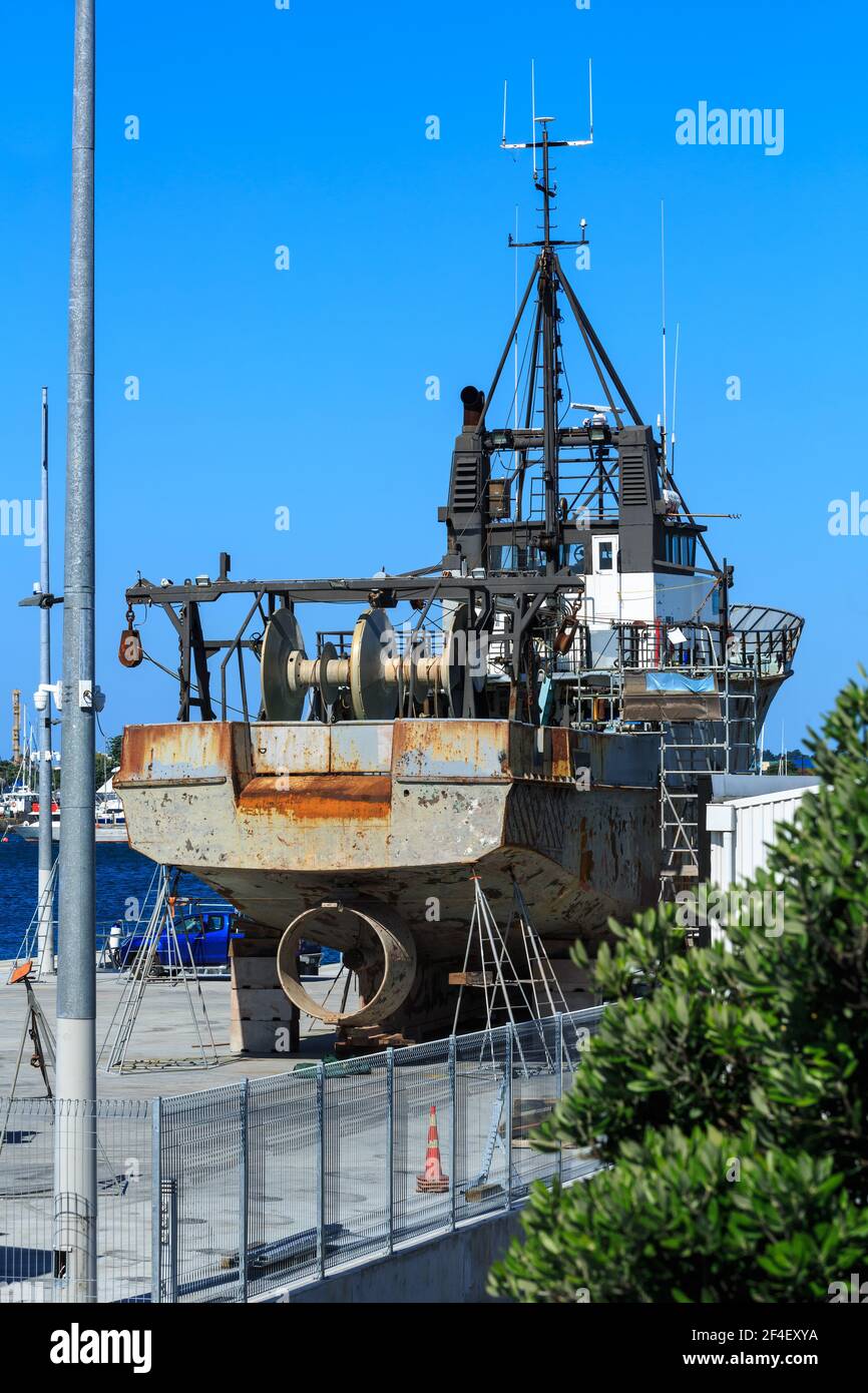 Ein Fischerboot nach dem aus dem Wasser für die Wartung gehoben. Die Propellerverkleidung und die Netzwinden am Heck sind sichtbar Stockfoto