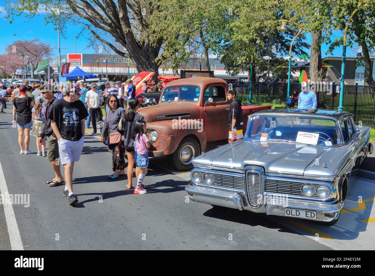 Eine Oldtimer-Show im Freien. Im Vordergrund ein silberner 1959 Ford Edsel. Tauranga, Neuseeland Stockfoto