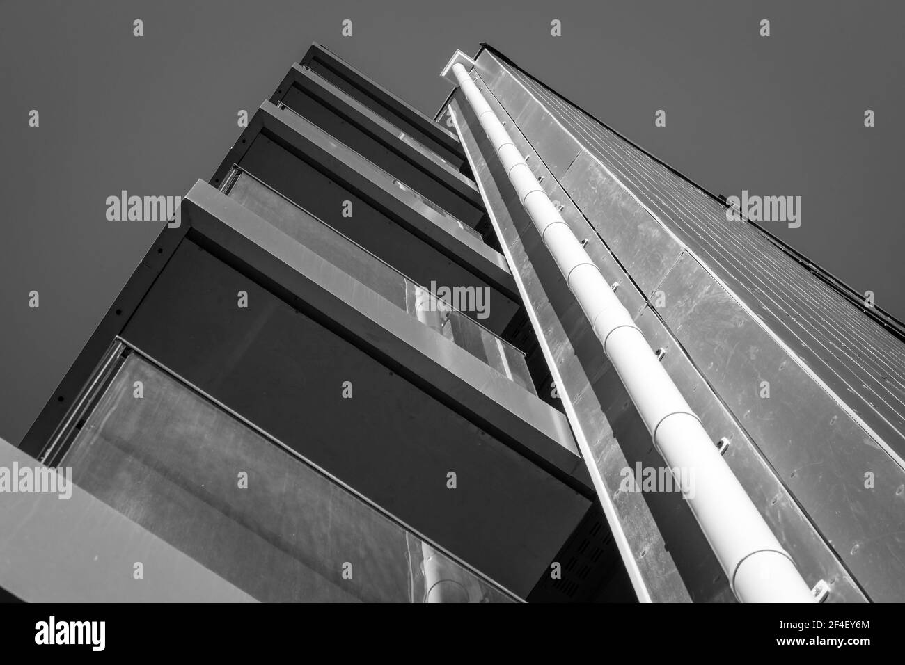 Schwarz-Weiß-Detail der Ecke der Wohnungen Stockfoto