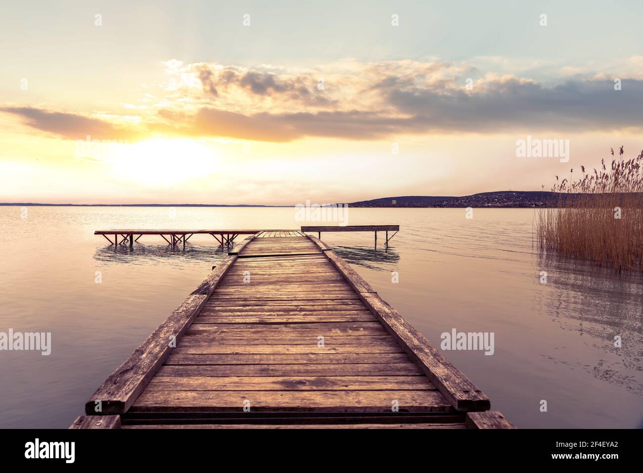 Sonnenuntergang über dem Pier am Plattensee Ungarn. Stockfoto