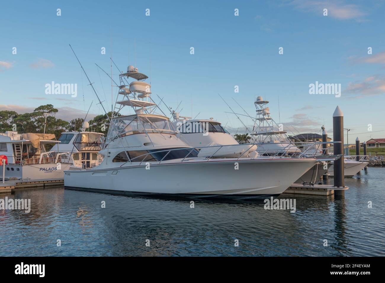 Tiefsee-Fischerboote liegen am Yachthafen neben Bermagui Fisherman's Wharf am späten Nachmittag auf dem New South Südküste von Wales in Australien Stockfoto