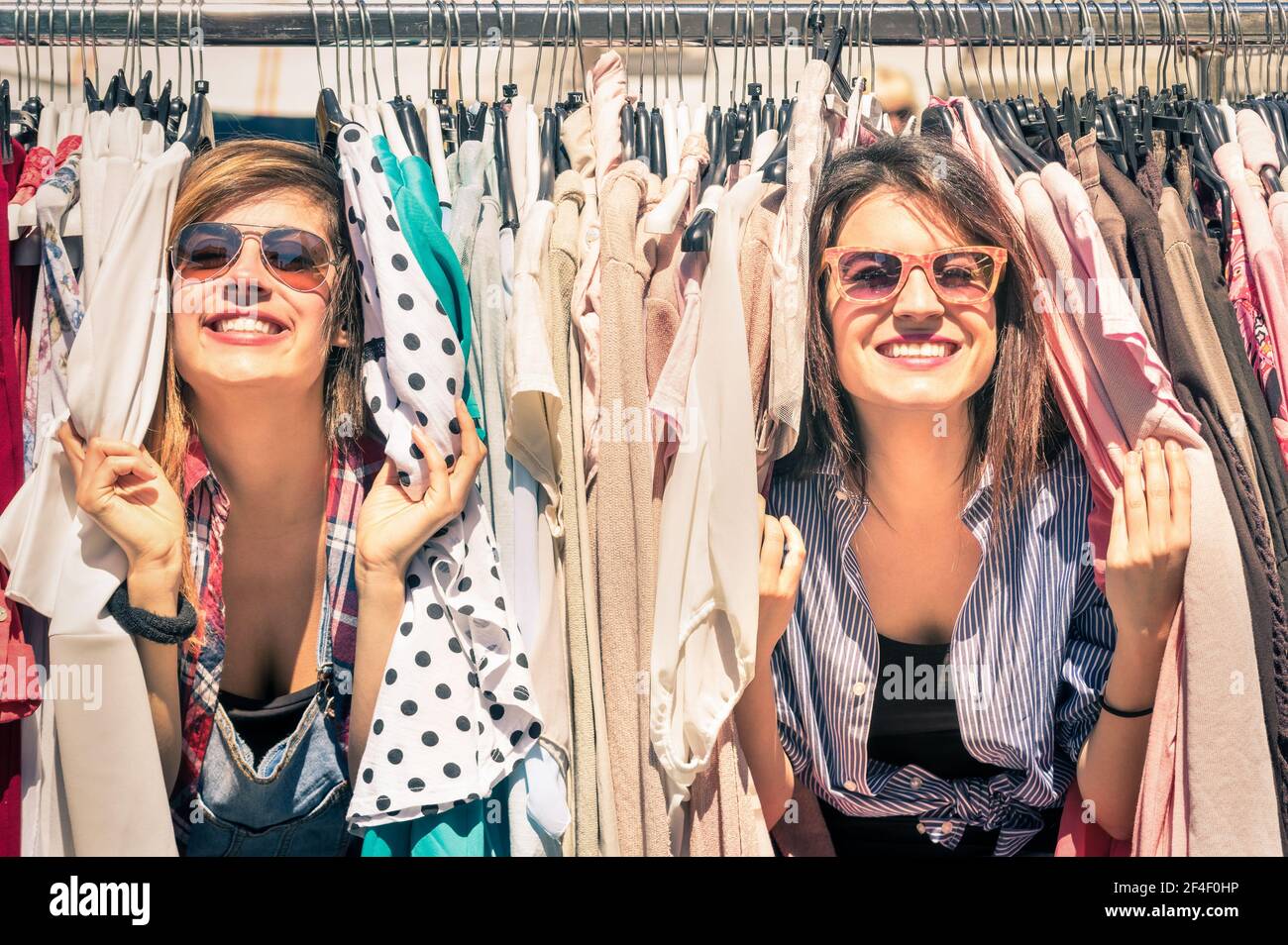 Junge schöne Frauen auf dem wöchentlichen Stoffmarkt - Best Freunde teilen Freizeit mit Spaß und Einkaufen in der Altstadt an einem sonnigen Tag Stockfoto