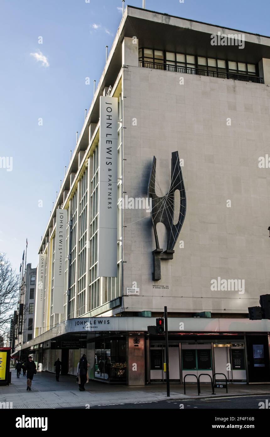 London, Großbritannien - 26. Februar 2021: Blick auf die Flaggenschiffsfiliale der Kaufhauskette John Lewis in der Oxford Street, London. Der Shop ist geschlossen Stockfoto
