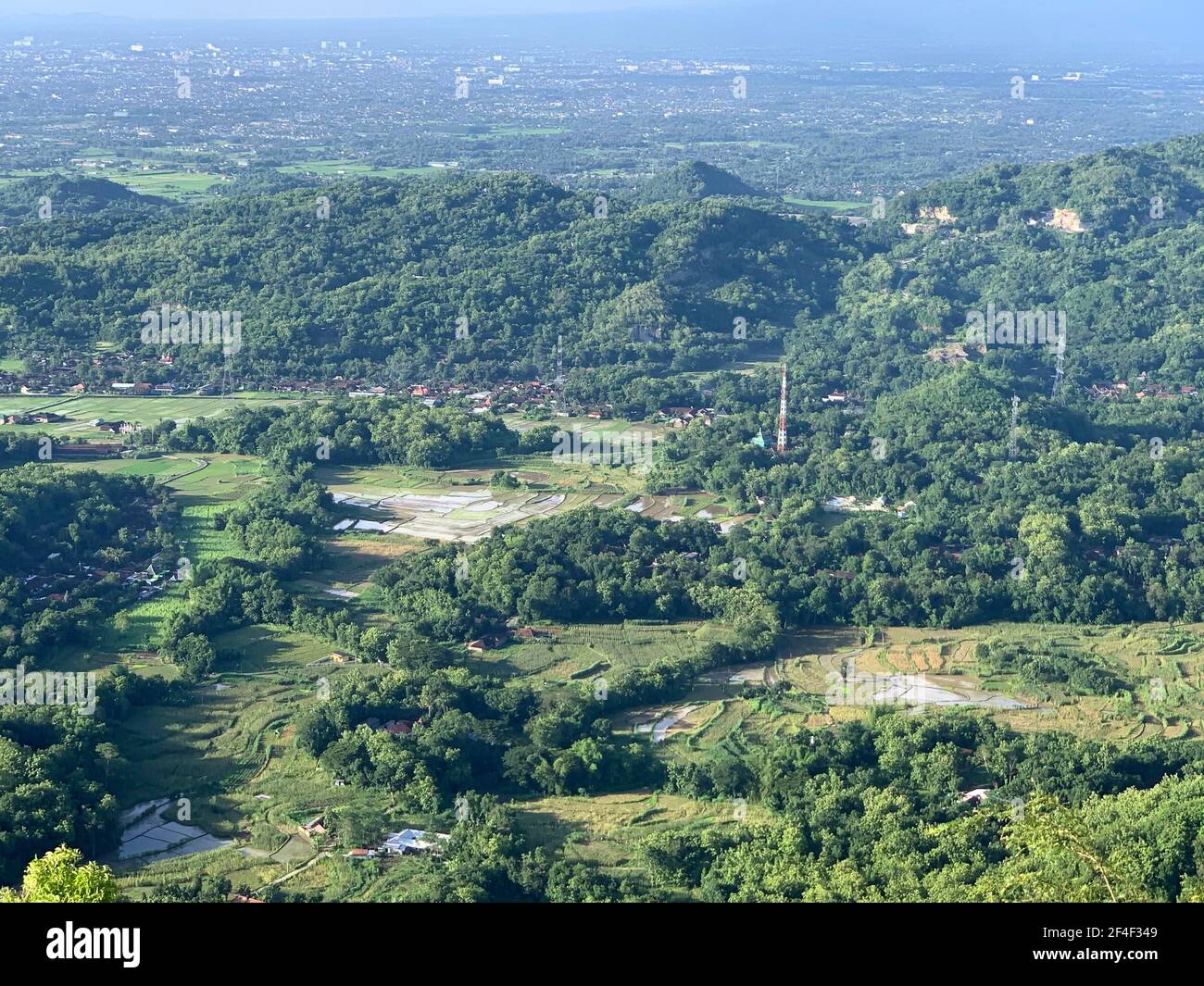 Der Blick vom Gipfel Becici oder Puncak Becici, Yogyakarta. Stockfoto