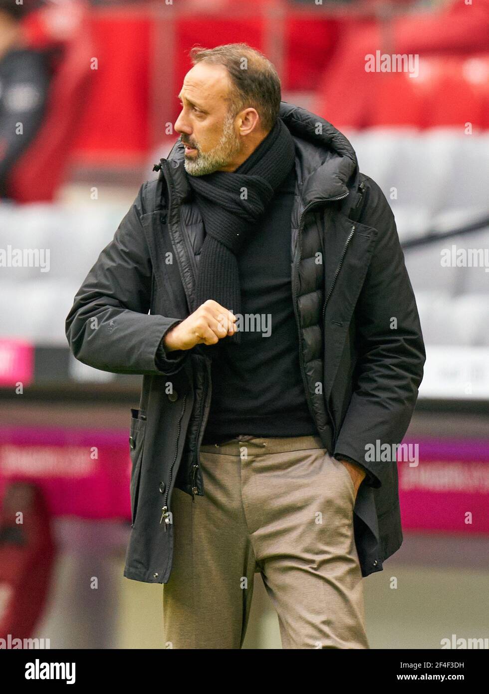 Pellegrino MATARAZZO, VFB Trainer , gesticulate, geben Anweisungen, Aktion, Einzelbild, Geste, Handbewegung, Zeigen, Interpretieren, Mimik, Im Spiel FC BAYERN MÜNCHEN - VFB STUTTGART 4-0 1.Deutsche Fußballliga am 20. März 2021 in München, Deutschland Saison 2020/2021, Spieltag 26, 1.Bundesliga, FCB, München, 26.Spieltag © Peter Schatz / Alamy Live News / Pool Nationale und internationale Nachrichtenagenturen OUT redaktionelle Verwendung - die DFL-BESTIMMUNGEN VERBIETEN DIE VERWENDUNG VON FOTOGRAFIEN als BILDSEQUENZEN und/oder QUASI-VIDEOS - Stockfoto