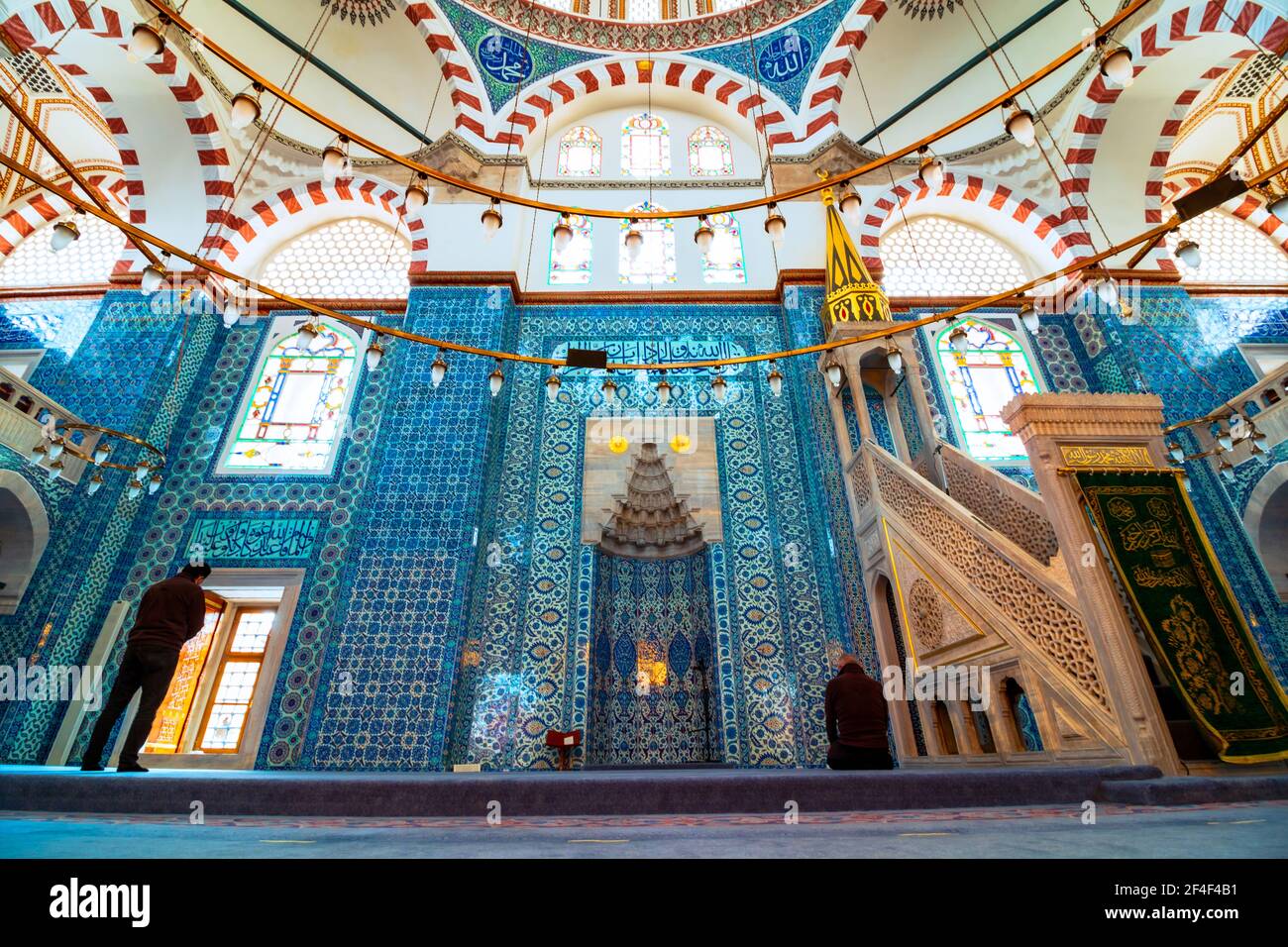 Istanbul Türkei - 1,7.2021: Innenraum der Rustem Pasa Moschee in Istanbul. Ramadan, kandil und iftar Hintergrundbild. Stockfoto
