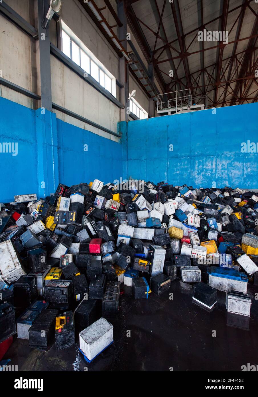 Taldykorgan, Kasachstan - Juni 06 2012: Akkumulator-Recycling-Anlage Kainar. Gebrauchte Kunststoffboxen mit Batterien im Lager bereit für die Verarbeitung. Stockfoto