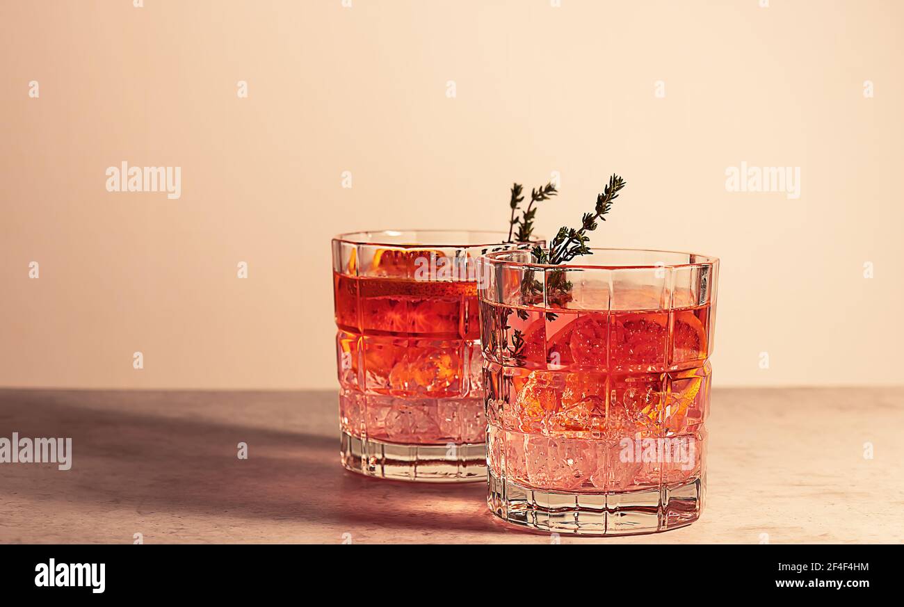 Pink Gin Cocktail mit roter Blutorange und Eis. Ein alkoholisches, erfrischendes Getränk. Stockfoto