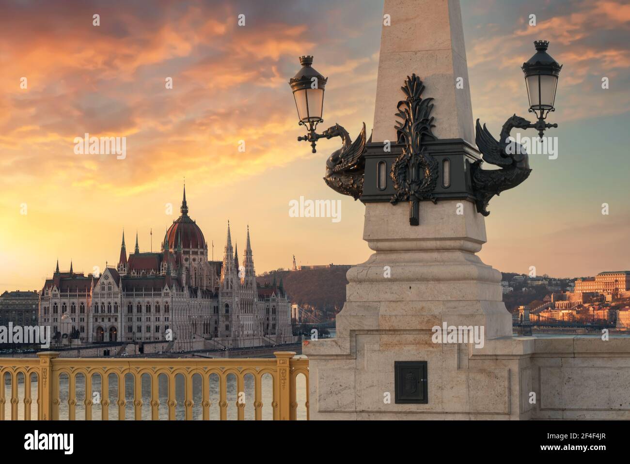 Margaretenbrücke und Ungarisches Parlamentsgebäude. Erstaunliche Zusammensetzung der ungarischen Denkmäler. Stockfoto