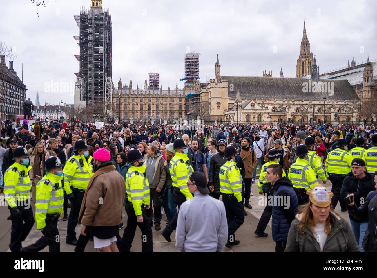 Massen von Protestierenden auf dem Parliament Square, bei Ankunft der Polizei, bei einem Anti-Lockdown-protestmarsch der COVID 19 in Westminster, London, Großbritannien. Sammeln Stockfoto