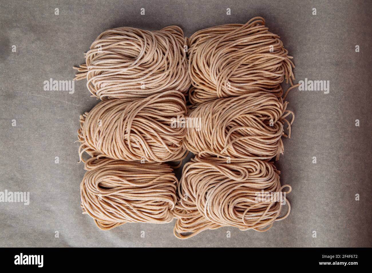 Strumpfen von trockenen Buchweizen Nudel Nester Textur Stockfoto