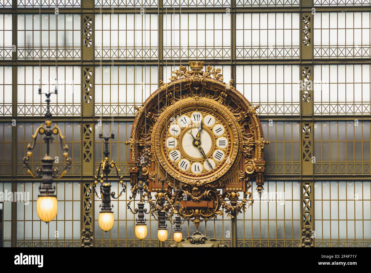 16. Juni 2015: Musee dOrsay Clock, Victor Laloux, Main Hall of Musee dOrsay in paris, frankreich, am linken Seineufer. Es ist in der Form untergebracht Stockfoto