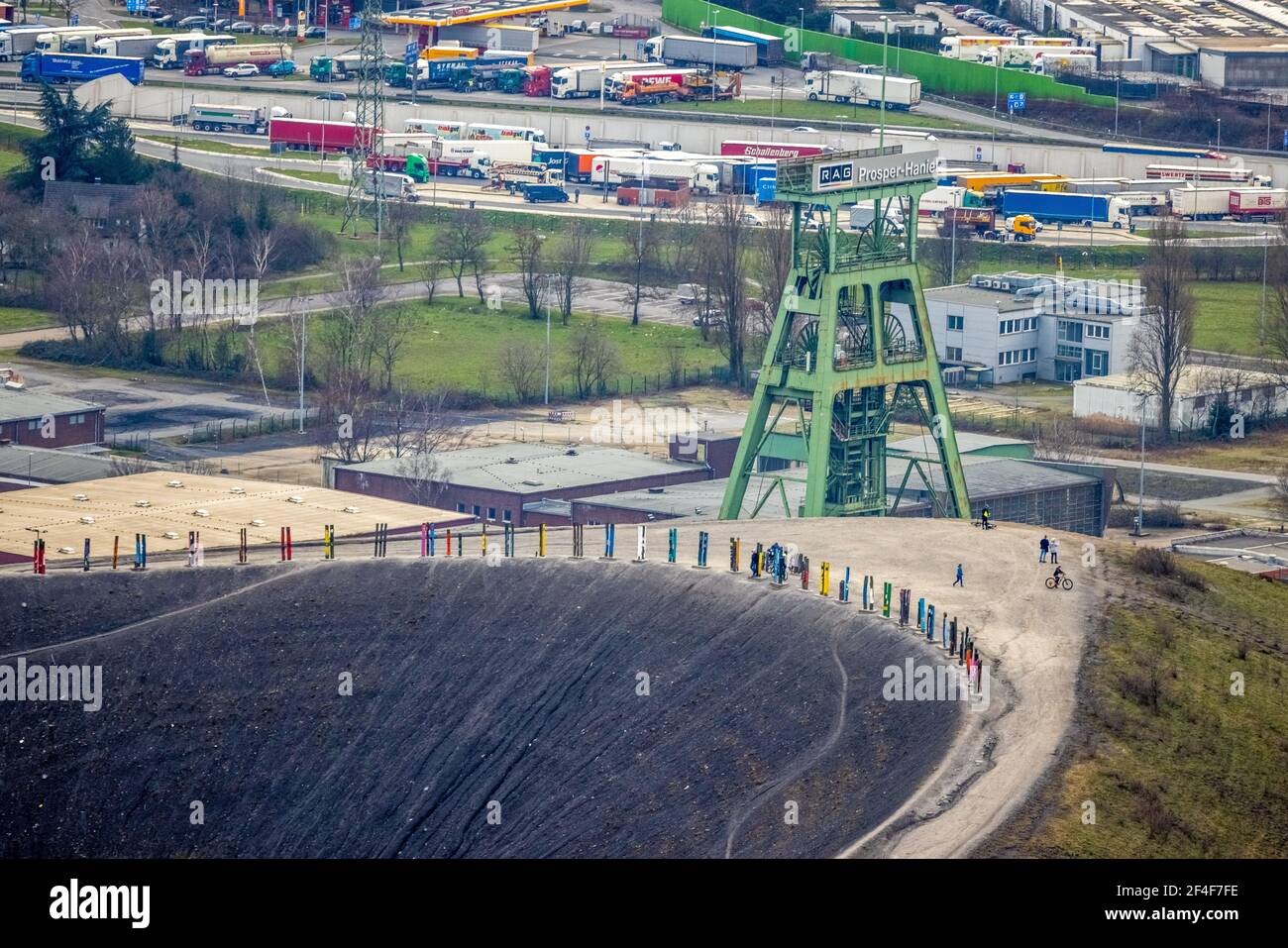 Luftaufnahme, Haniel Schlackehaufen mit verwinkelten Turm und Bergarena, Schlackehaufen mit Totems von Agustín Ibarrola, Bottrop, Ruhrgebiet, Nordrhein-Westph Stockfoto