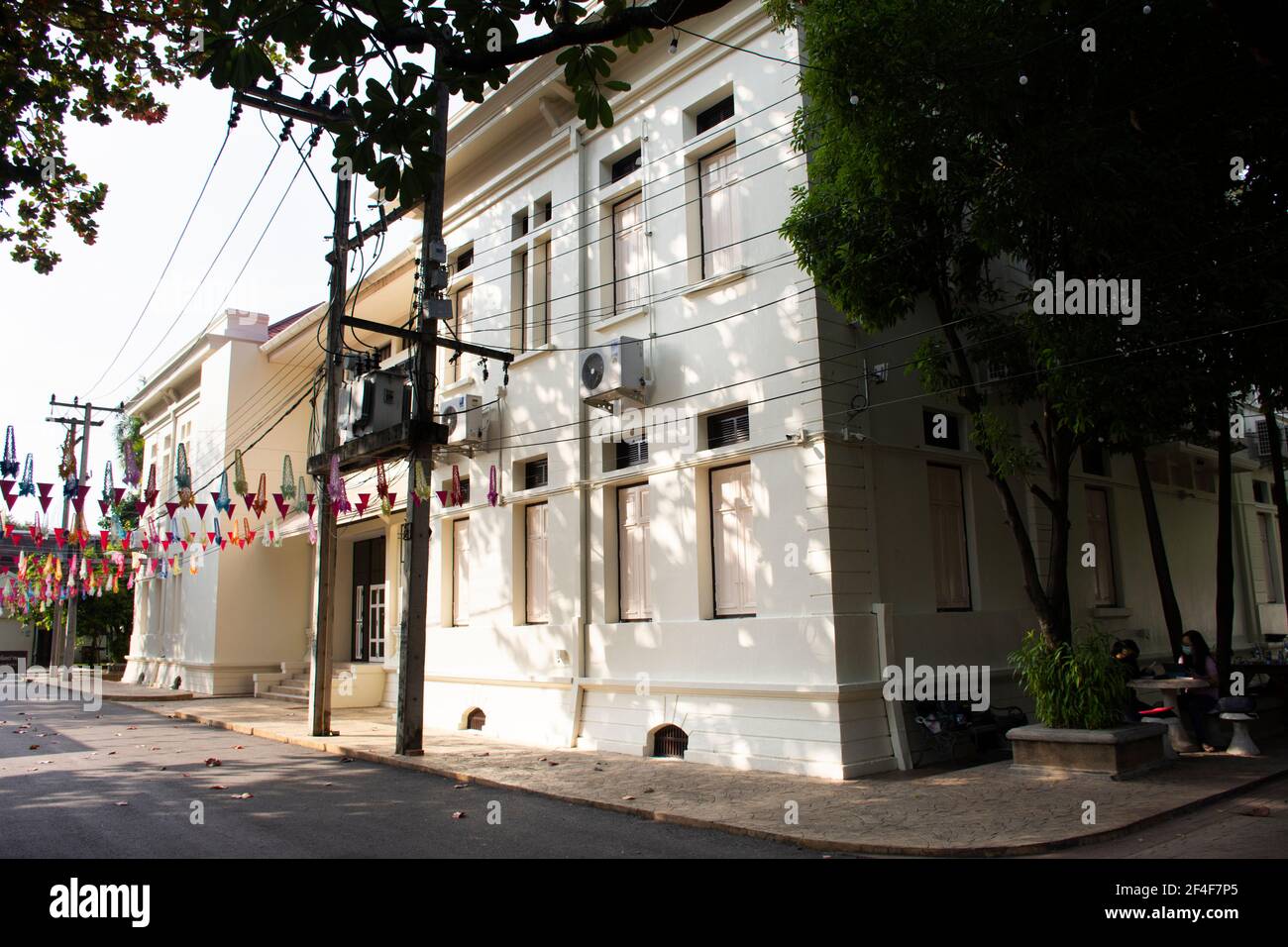 Thailänder und ausländische Reisende reisen zu Fuß besuchen Event Festival Chiang Mai Design Week im Lanna Folklife Museum und Träumer Platz in Prapokklao Stockfoto