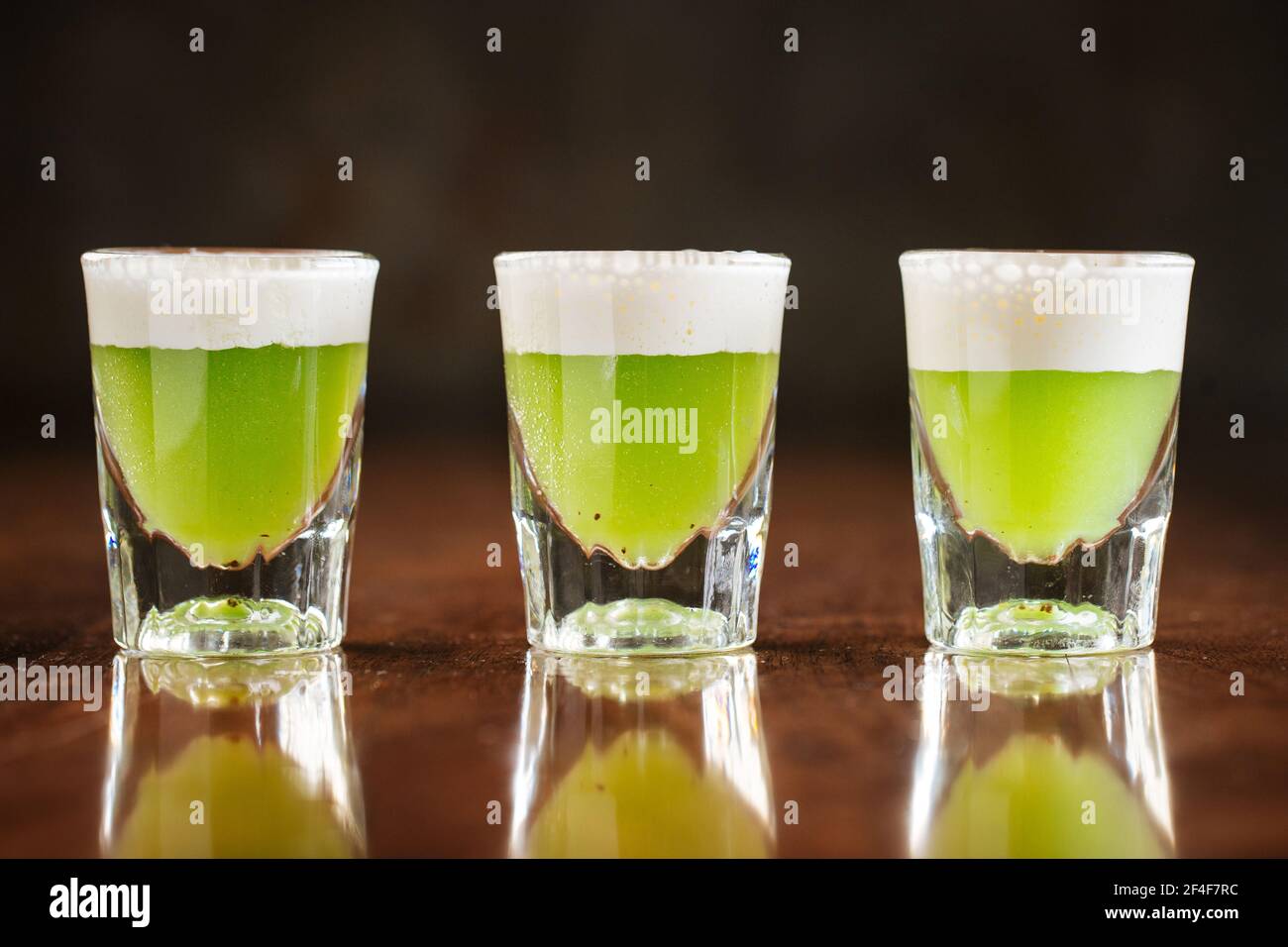 Drei Gläser grüne alkoholische Cocktails Stockfoto