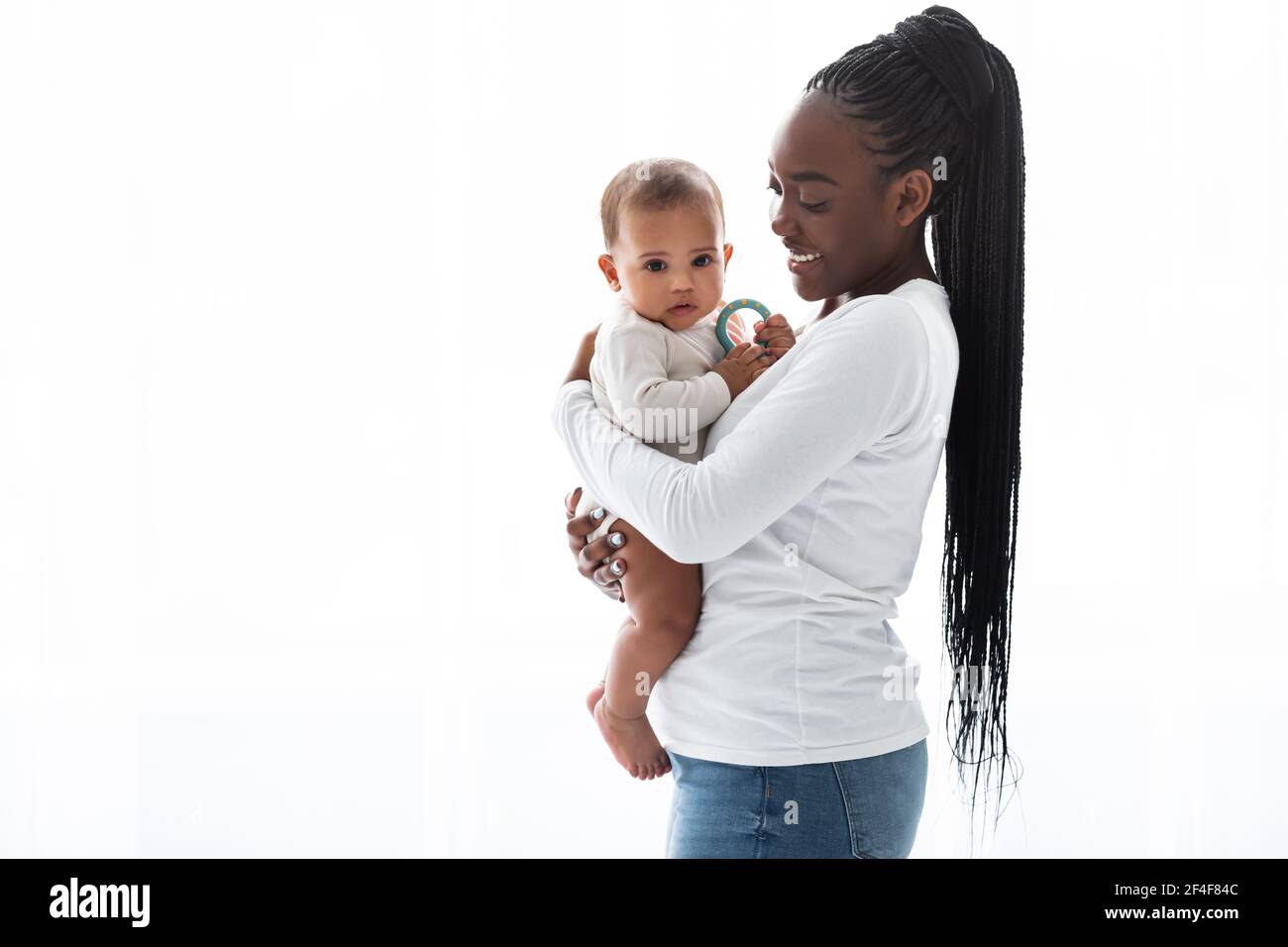 Afrikanisch amerikanisch Mutter umarmt sie niedlich Säugling Stockfoto