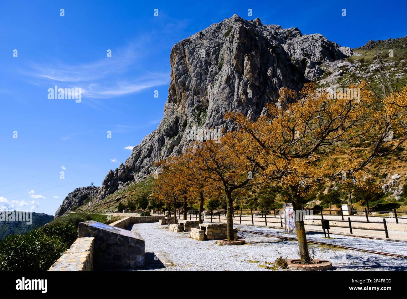 Blick auf Tajo del la U beim Wandern auf dem Cuna-Weg oberhalb des Zafarraya-Passes, Andalucía, Spanien, Europa Stockfoto