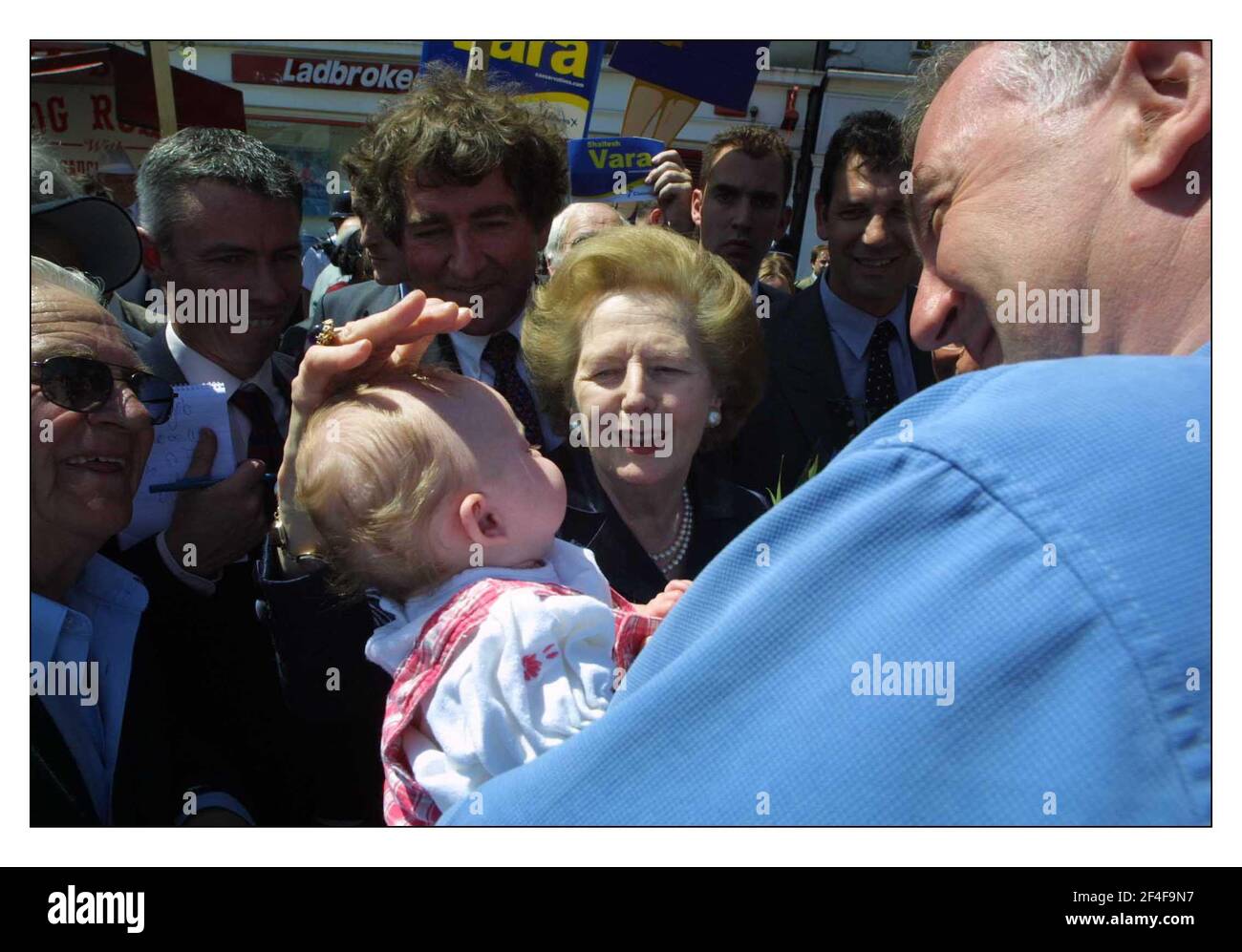 Margret Thatcher erreicht die Leute im Northampton Market Square. Stockfoto