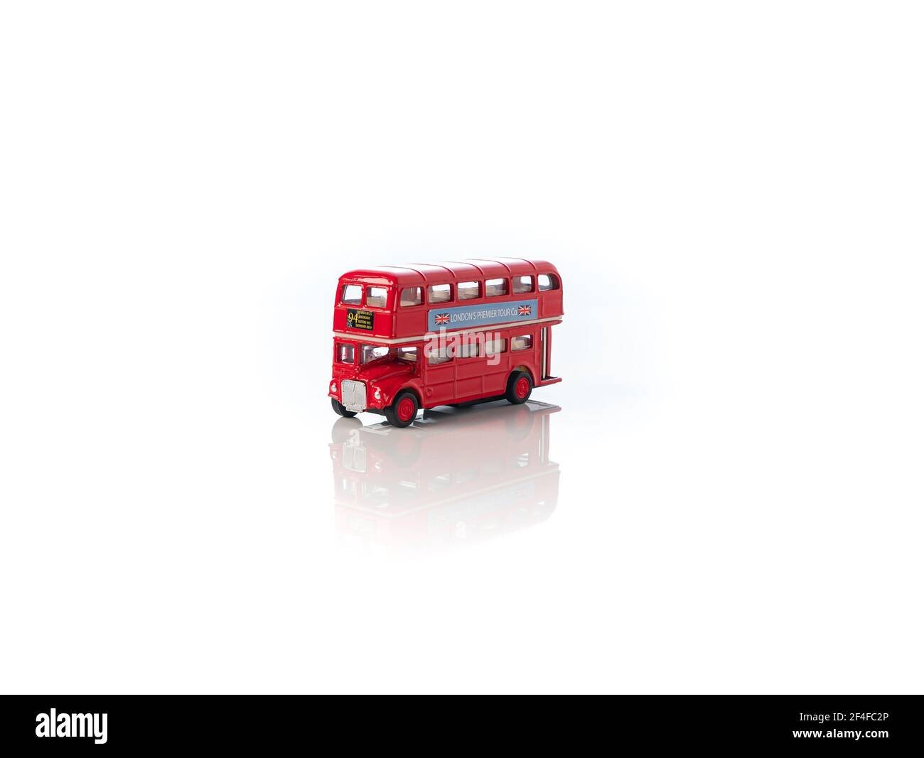 London, England März 2021. Old Red London Touristenbus - Spielzeug auf weißem Hintergrund, Spiegelbild, Symbol von London, Großbritannien Stockfoto