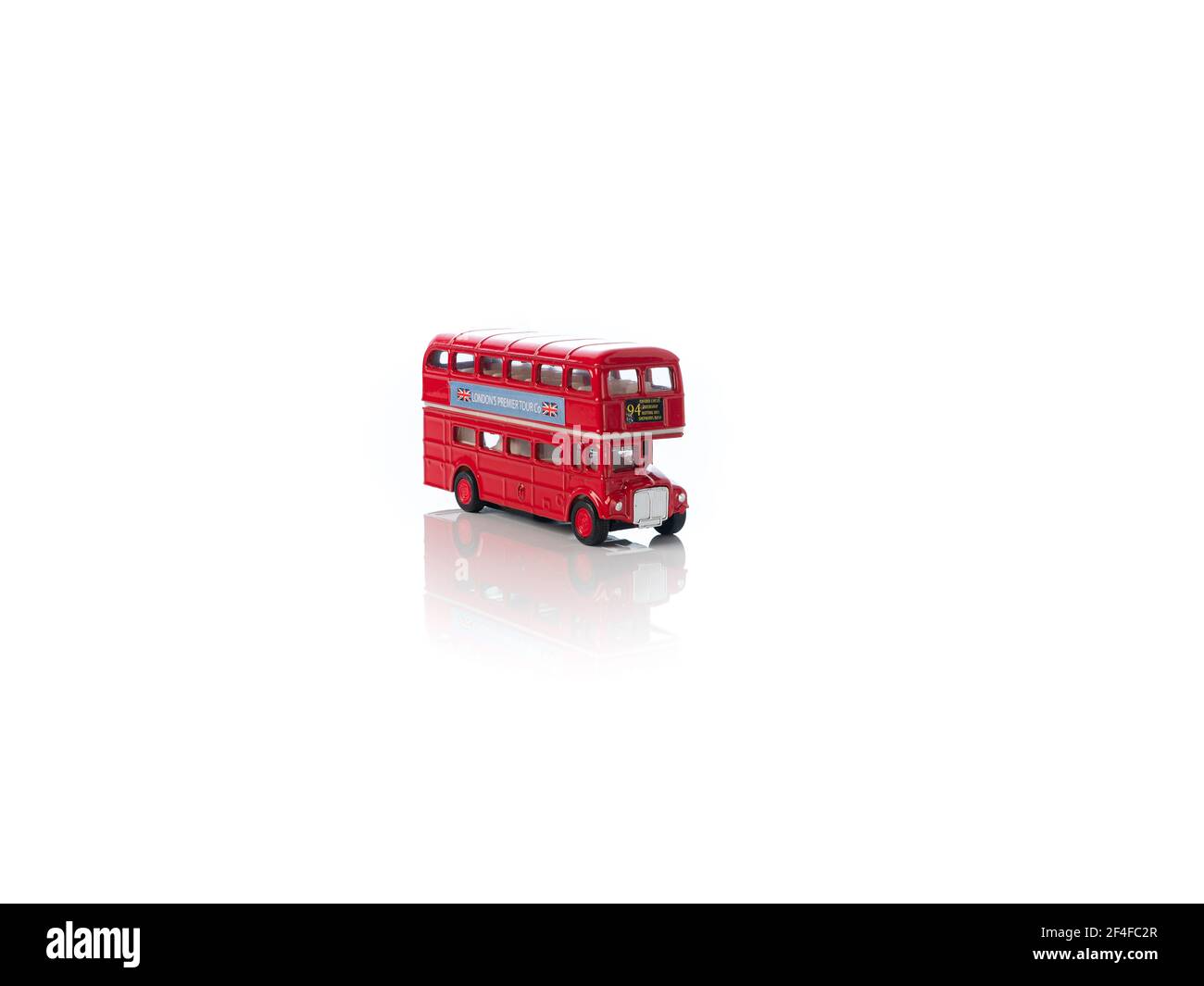 London, England März 2021. Old Red London Touristenbus - Spielzeug auf weißem Hintergrund, Spiegelbild, Symbol von London, Großbritannien Stockfoto