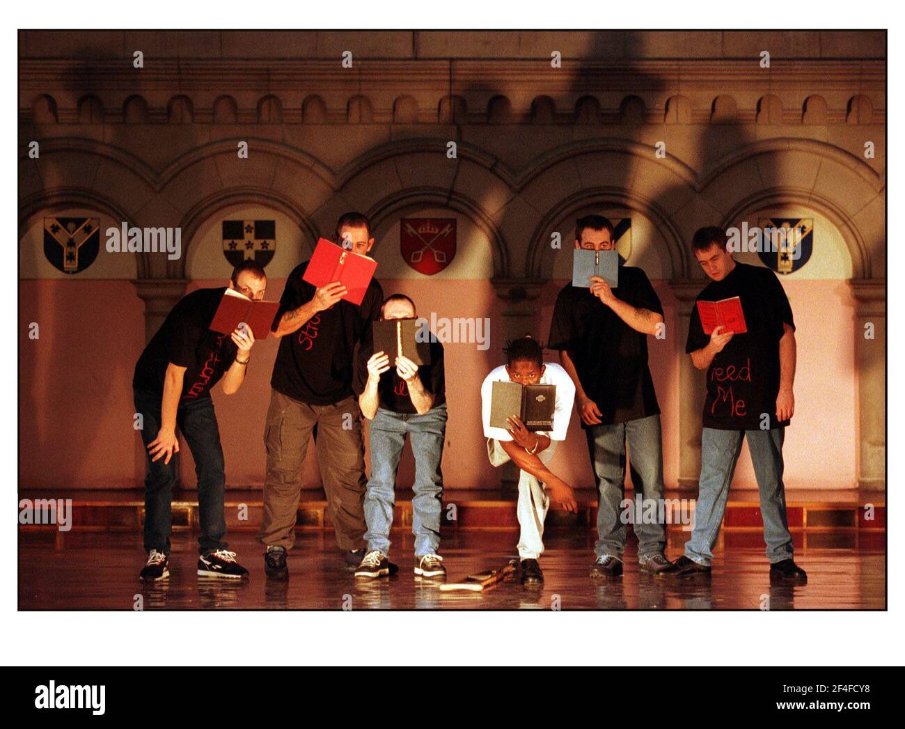Die Einheit für Kunst und Straftäter präsentiert im November 2000 "AN OPEN BOOK" eine einzigartige, multimediale Performance-Installation von Gefangenen bei HMP.Wormwood Scrubs, in der Kapelle des Gefängnisgeländes. Stockfoto