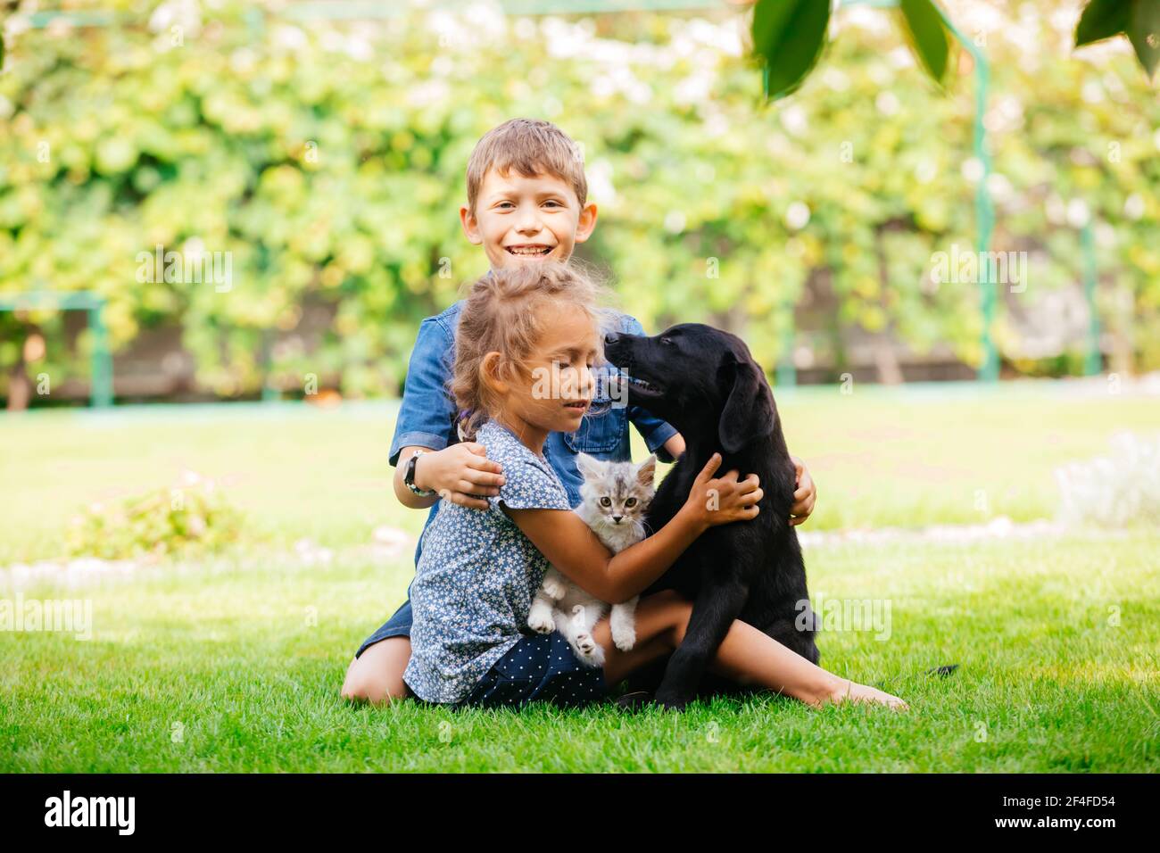 Kinder lernen, fürsorglich und liebevolle Tierbesitzer zu sein Stockfoto