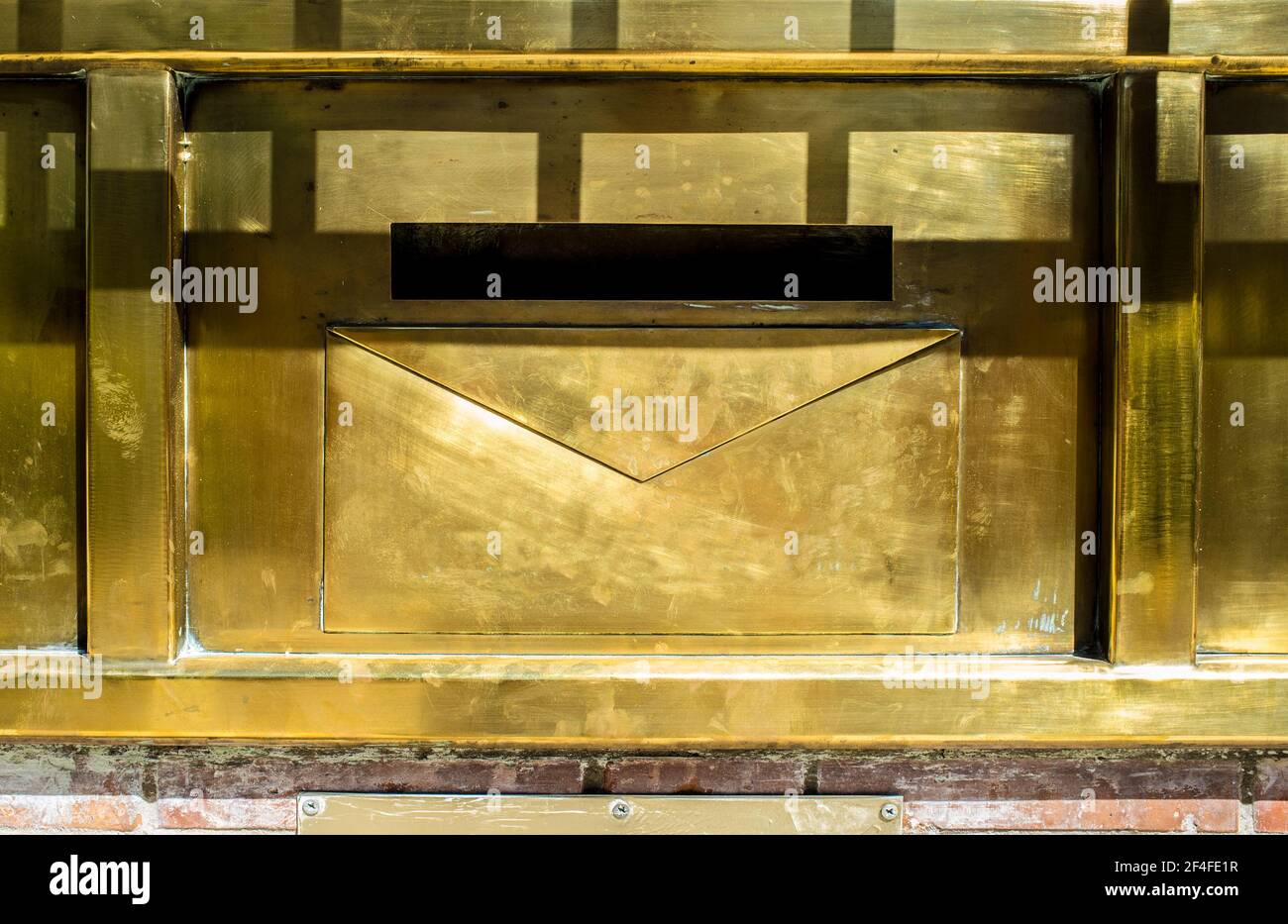 Goldener briefkasten -Fotos und -Bildmaterial in hoher Auflösung – Alamy