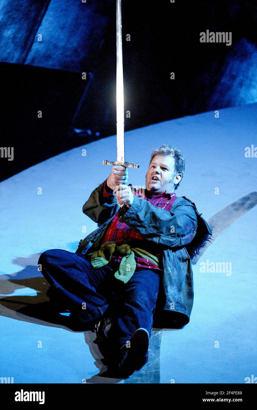 Graham Sanders (Siegfried) in SIEGFRIED von Wagner beim Edinburgh International Festival 14/08/2003 eine schottische Oper Produktionsleitung: Richard Armstrong Bühnenbild: Hildegard Bechtler Kostüme: Ana Jebens Beleuchtung: Peter Mumford Regie: Tim Albery Stockfoto