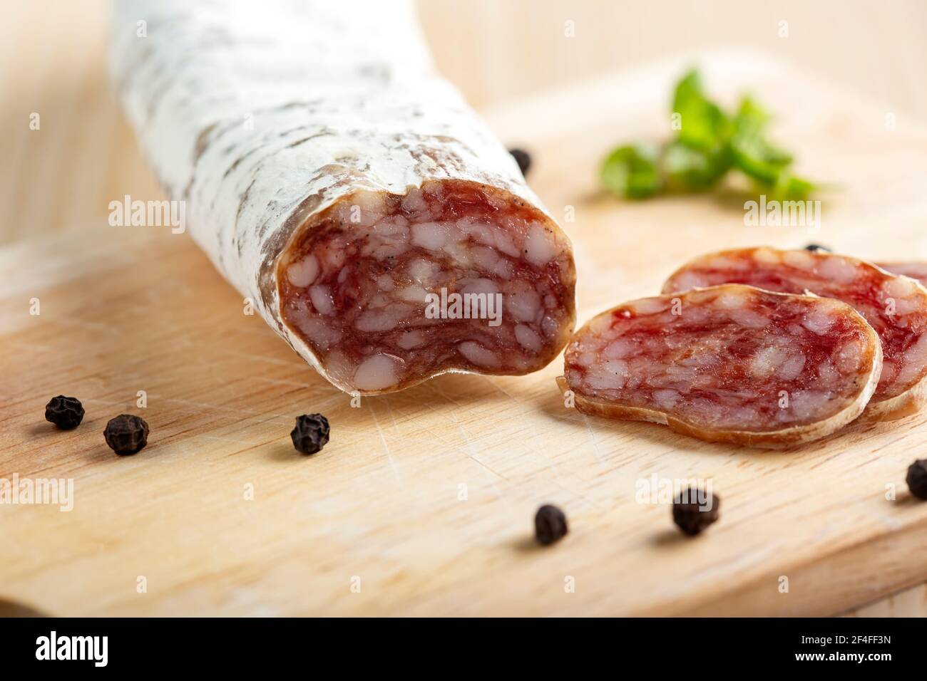Hausgemachte italienische Salami auf Holz Schneidebrett Stockfoto