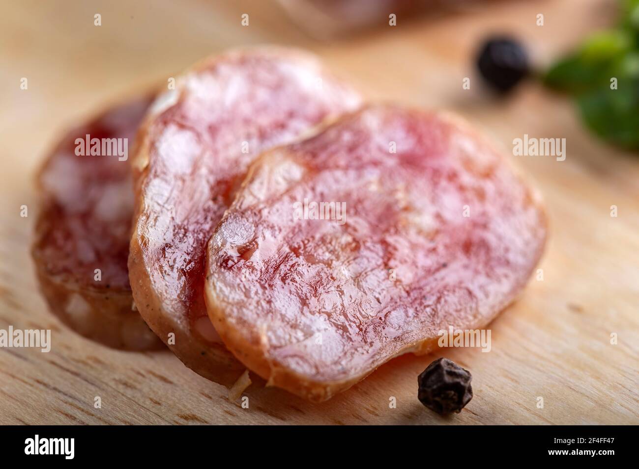 Nahaufnahme einiger italienischer Salami-Scheiben Stockfoto