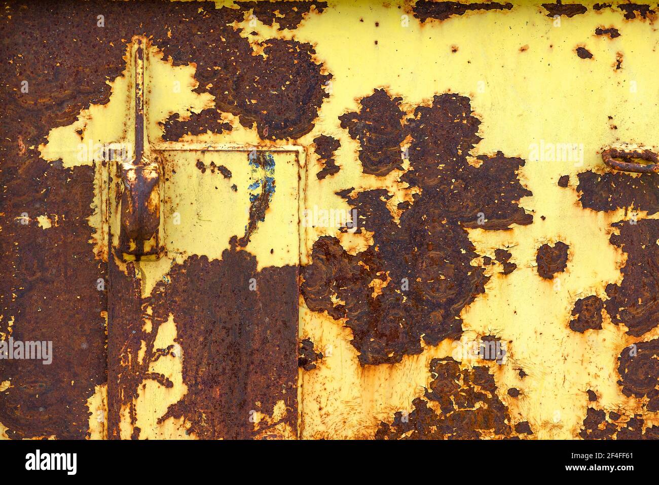 Gelb lackierte rostige Metallplatte, Hintergrundbild, Deutschland Stockfoto