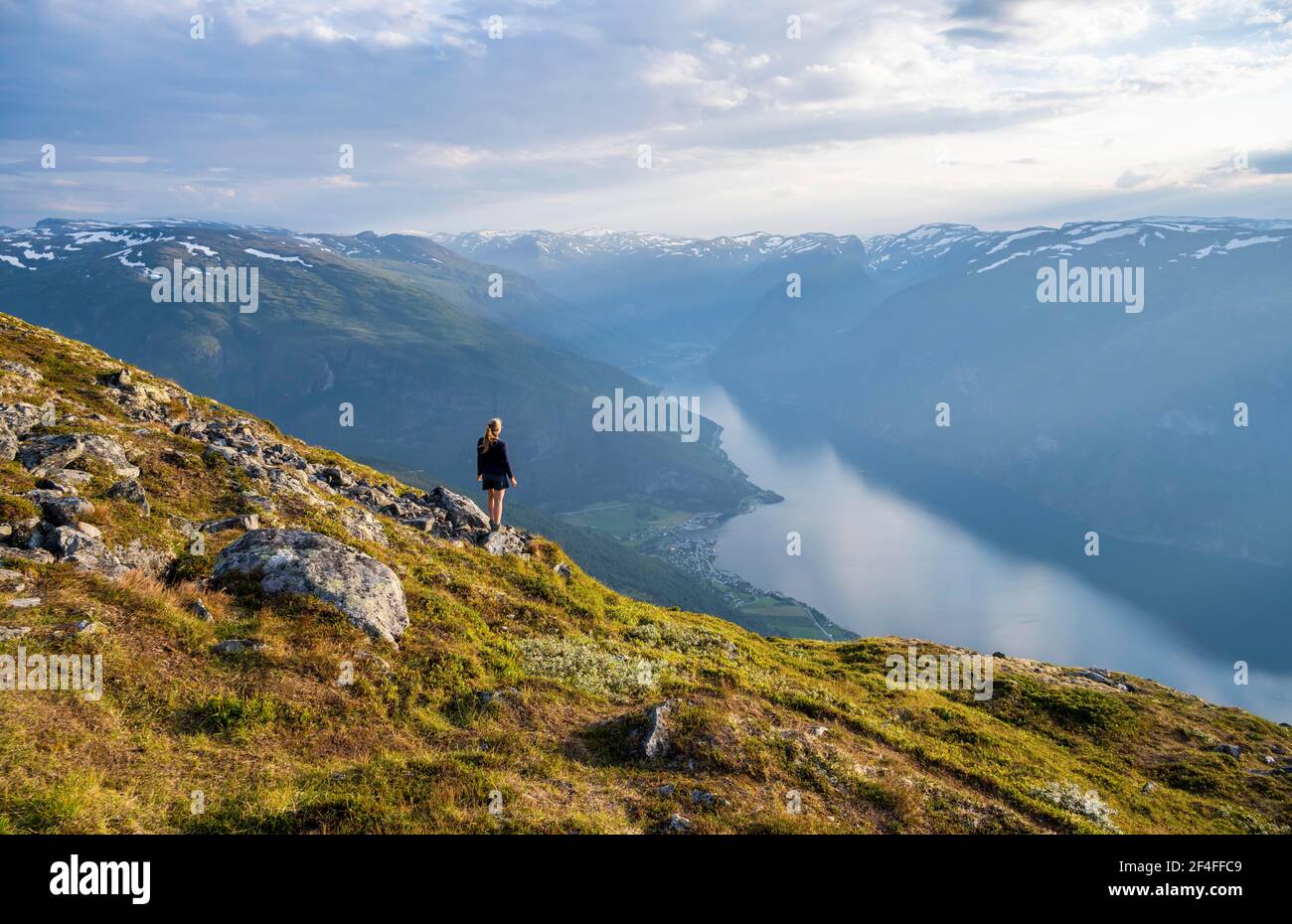 Wanderer auf dem Gipfel des Prest, Aurlandsfjord, Aurland, Norwegen Stockfoto