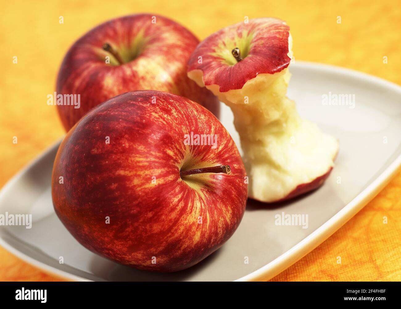 Malus domestica, kultivierter Apfel (Malus domestica), Apfel, Äpfel, Rosaceae, Royal Gala Apple, malus domesticas and Core in a Plat, kultiviert Stockfoto