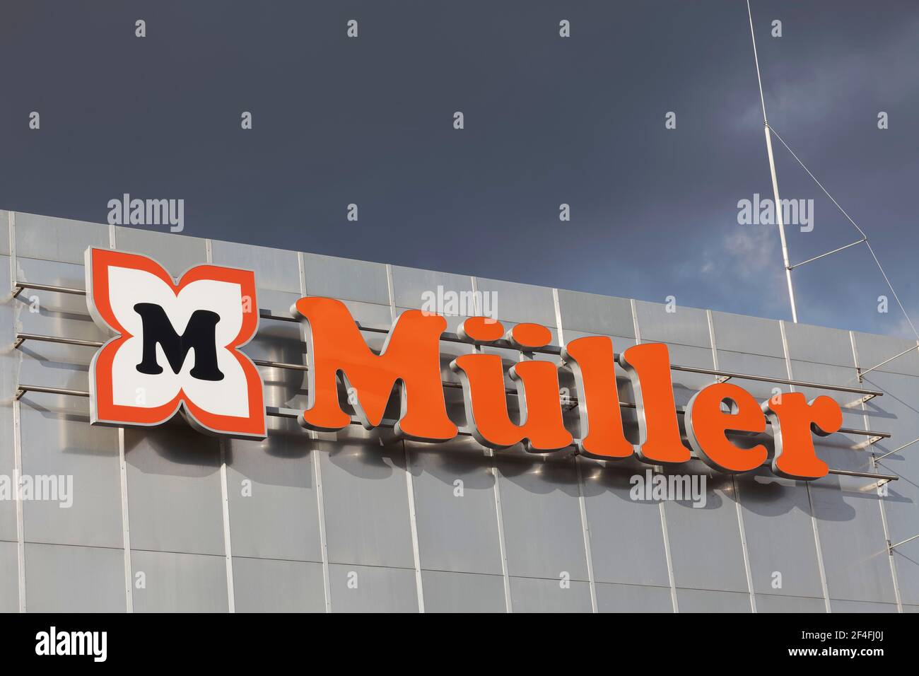 Müller-Drogerie, Logo auf einem Einkaufszentrum, Düsseldorf, Nordrhein-Westfalen, Deutschland Stockfoto