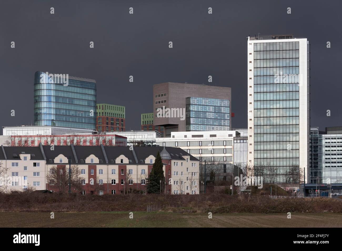 Skyline Düsseldorfer Medienhafen, Wolkenkratzer The Sign, Win Win, Dock, Media Tower, Vor alten Wohngebäuden, stürmischer Himmel, Düsseldorf Stockfoto