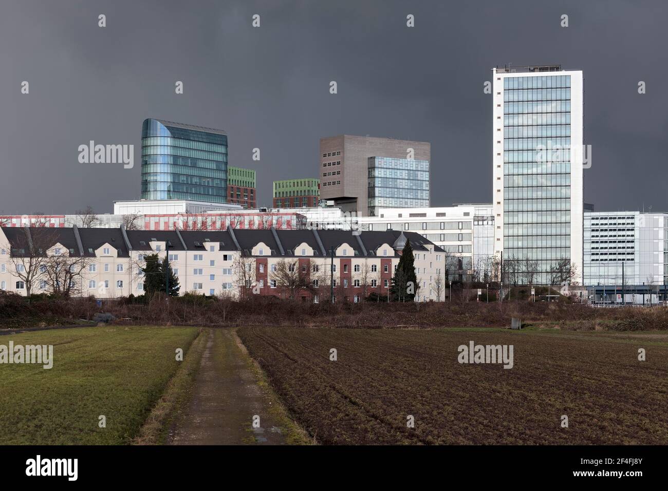 Skyline Düsseldorfer Medienhafen, Wolkenkratzer The Sign, Win Win, Dock, Media Tower, Vor Ackerland, Gewitterhimmel, Düsseldorf, Nord Stockfoto